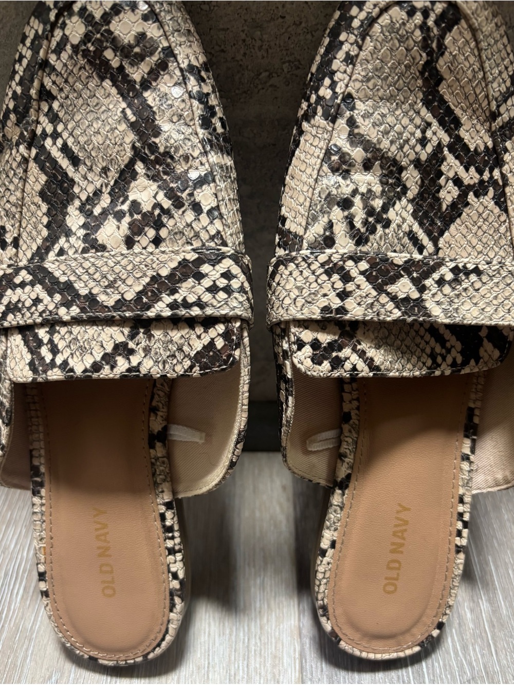 Chic Snakeskin Print Slip-On Mules / Loafers